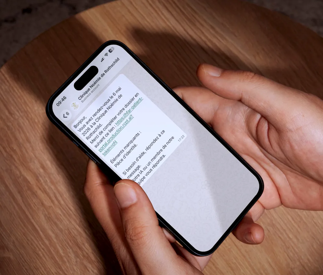 Message WhatsApp de la Clinique Noémie de Rothschild : un lien pour compléter son dossier de pré-admission et la liste des éléments manquants.